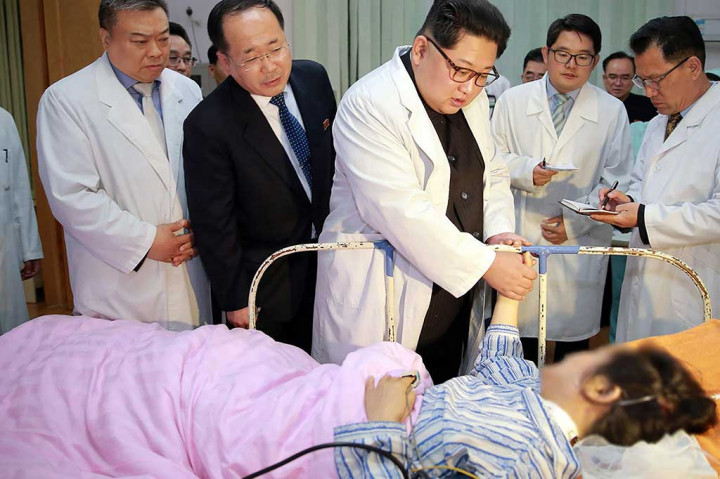 Pemimpin Korea Utara Kim Jong-Un berbicara dengan seorang turis Tiongkok yang terluka dan dirawat di sebuah rumah sakit di Pyongyang, Senin, 23 April 2018 waktu setempat.