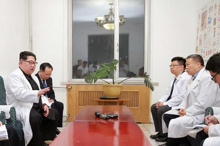 Sebelum menjenguk korban kecelakaan bus wisata yang terjadi di Provinsi Hwanghae Utara, Jong-Un melakukan pertemuan dengan Dubes Tiongkok untuk Korut Li Jinjun. Jong-Un menyampaikan duka mendalam atas kecelakaan yang menewaskan 32 turis Tiongkok dan empat warganya. 