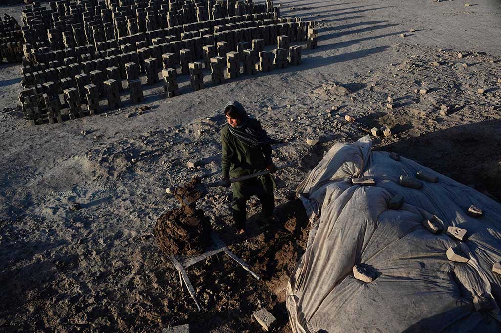 Setiap hari, dia mengenakan celana panjang baggy, kemeja, dan sandal, seperti yang biasanya dikenakan laki-laki Afghanistan. Kadang-kadang dia menyembunyikan rambut cokelatnya yang pendek dengan syal. Agar orang lain yakin bahwa dia seorang lelaki, Sitara membuat suaranya berat.
