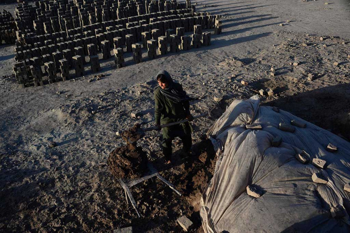 Setiap hari, dia mengenakan celana panjang baggy, kemeja, dan sandal, seperti yang biasanya dikenakan laki-laki Afghanistan. Kadang-kadang dia menyembunyikan rambut cokelatnya yang pendek dengan syal. Agar orang lain yakin bahwa dia seorang lelaki, Sitara membuat suaranya berat.
