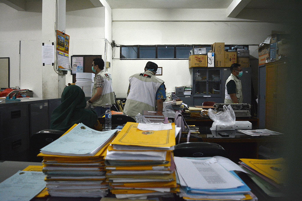 Dalam penggeledehan tersebut, Penyidik KPK menyegel ruang kerja Bupati Mojokerto Mustofa Kamal Pasa, ruang kerja Wakil Bupati Mojokerto Pungkasiadi dan ruang Sekdakab Herry Suwito.