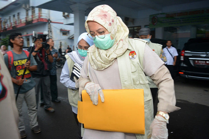 Penyidik Komisi Pemberantasan Korupsi (KPK) bergegas seusai melakukan penggeledahan di kantor Pemerintah Kabupaten (Pemkab) Mojokerto, Jawa Timur. Belum diketahui kedatangan penyidik KPK menyasar ruang kerja bupati terkait perkara apa.