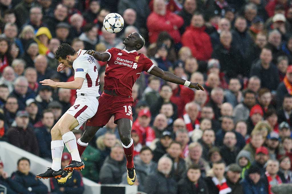 Bermain di Anfield tidak membuat gentar AS Roma dan berhasil mengimbangi tuan rumah pada awal babak pertama. 