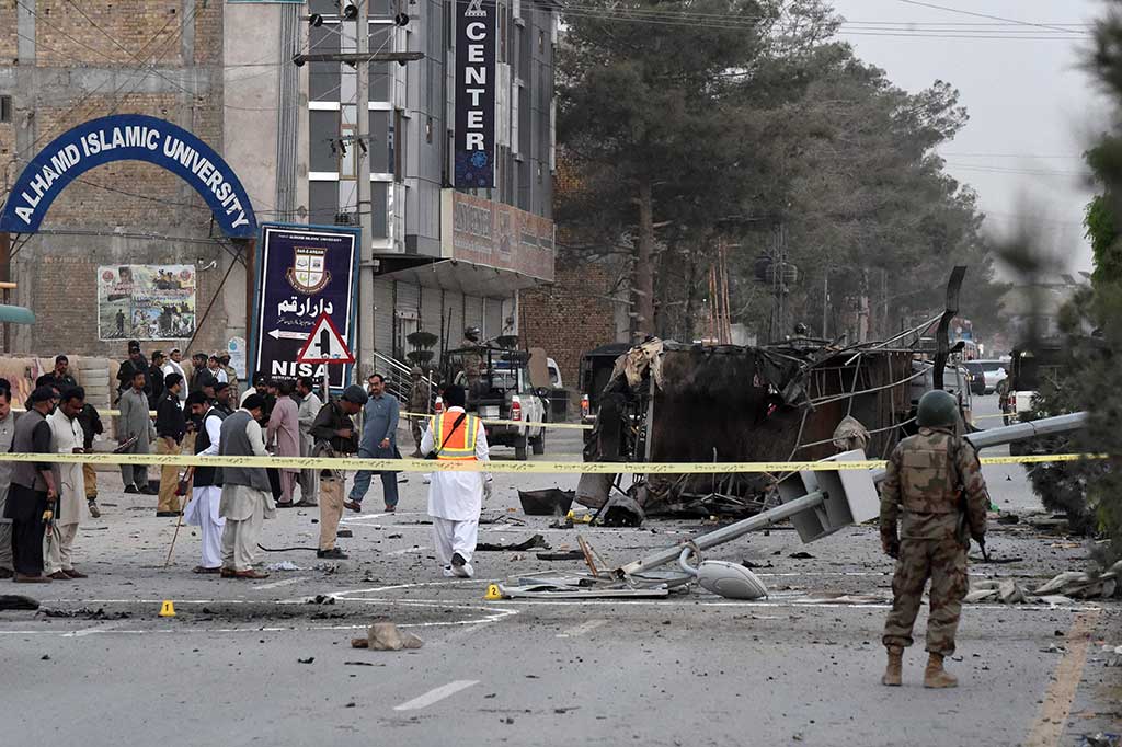 Aparat keamanan Pakistan berjaga-jaga di lokasi ledakan bom bunuh diri di Quetta, Selasa, 24 April 2018 waktu setempat.
