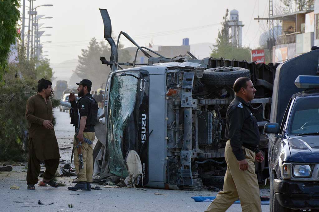 Setidaknya enam polisi tewas dan 15 personel keamanan terluka setelah tiga pembom bunuh diri meledak secara berurutan di Pakistan barat daya.
