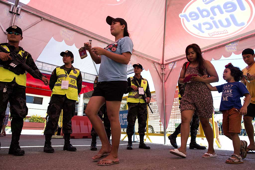 Pihak berwenang mengadakan pelatihan langkah-langkah keamanan dan meminta penduduk asli pulau kecil itu untuk menunjukkan kartu identitas di pintu gerbang Pelabuhan Caticlan sebelum diizinkan masuk. Pekerja tidak keberatan dengan pemeriksaan keamanan, namun lebih khawatir pekerjaan mereka. Pasalnya, penutupan itu mengancam mata pencaharian 17.000 hotel, restoran, dan pekerja pariwisata lainnya, ditambah 11.000 pekerja konstruksi.