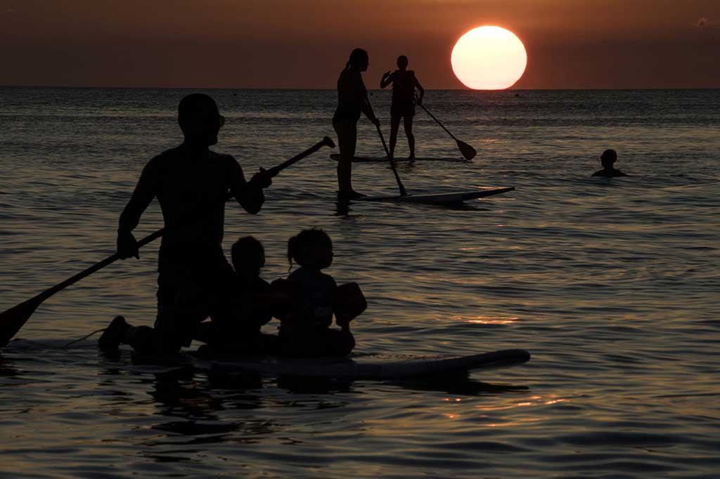 Sementara itu para turis yang tersisa pergi berenang meskipun ada air ganggang di dekat pantai, yang menurut pemerintah karena limbah dibuang ke perairan.