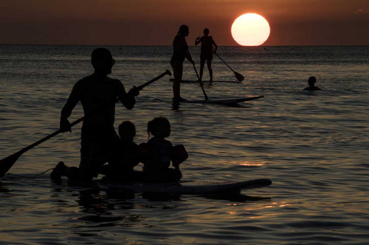 Sementara itu para turis yang tersisa pergi berenang meskipun ada air ganggang di dekat pantai, yang menurut pemerintah karena limbah dibuang ke perairan.