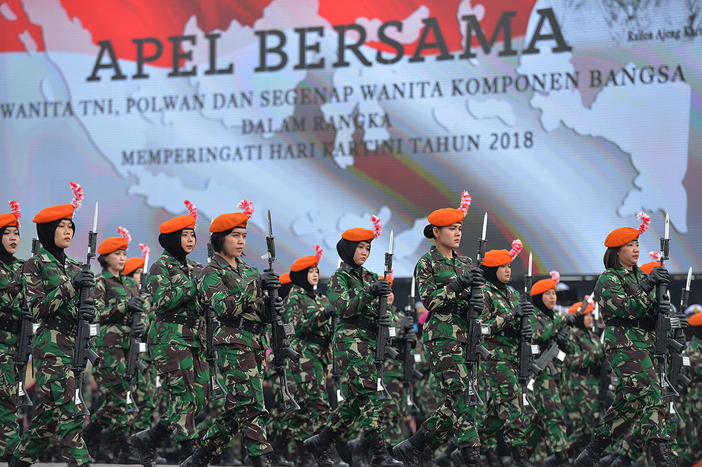 Sebanyak 10 ribu perempuan yang terdiri dari anggota TNI-Polri, PNS, ASN departemen/lembaga, serta komponen lainnya, melakukan apel bersama di Lapangan Silang Monas, Jakarta. Apel ini digelar guna memperingati Hari Kartini 2018.