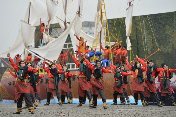 Acara ini dimeriahkan dengan berbagai atraksi seperti musik, drama kolosal Malahayati dan Kartini berkuda, motor gede, dan terjun payung.