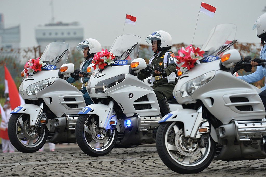 Sejumlah anggota Korps Wanita TNI menampilkan keahlian mengendarai Motor Gede pada acara Apel Bersama Memperingati Hari Kartini Tahun 2018 di Lapangan Silang Monas, Jakarta.

