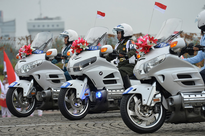 Sejumlah anggota Korps Wanita TNI menampilkan keahlian mengendarai Motor Gede pada acara Apel Bersama Memperingati Hari Kartini Tahun 2018 di Lapangan Silang Monas, Jakarta.

