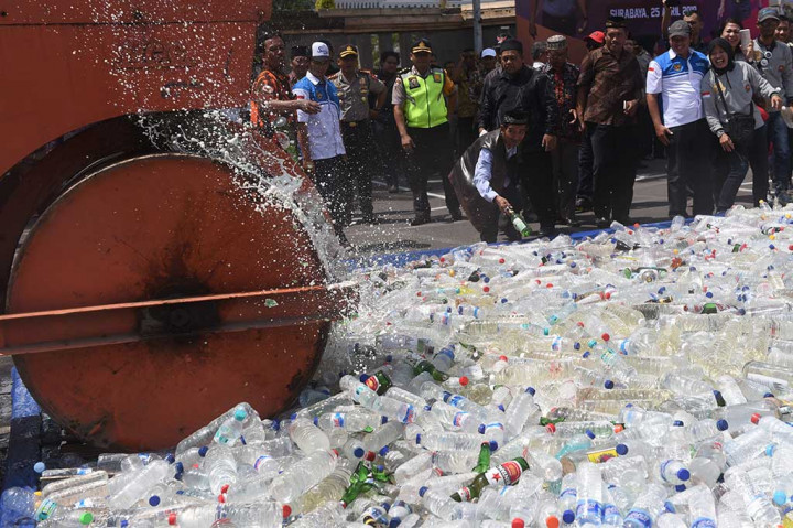 Sebanyak 21 ribu botol miras oplosan dan ilegal yang dimusnahkan tersebut merupakan hasil tangkapan yang dilakukan petugas kepolisian selama 10 hari. Miras oplosan telah merenggut sedikitnya 10 nyawa warga di wilayah Surabaya.