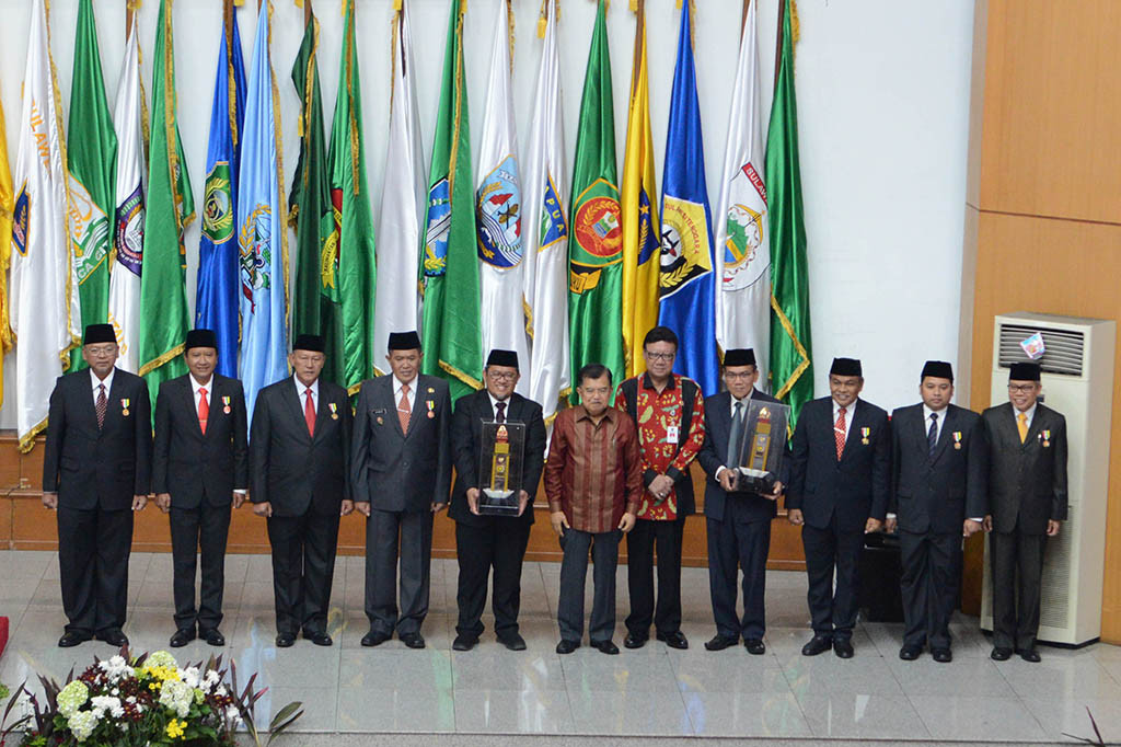 Adapun yang diberikan tanda kehormatan Prasmaya Purnakarya Nugraha adalah Provinsi Jawa Barat yang diwakili oleh Gubernur Jawa Barat Ahmad Heryawan dan Kabupaten Kudus yang diwakili sang bupati, Musthofa.