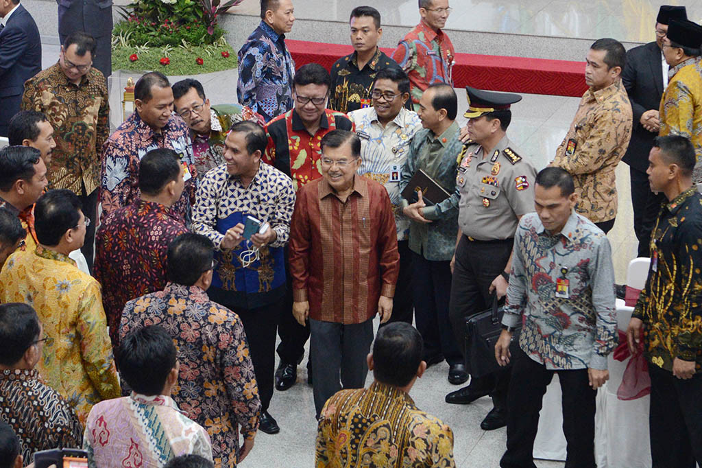 Penganugerahan tanda kehormatan Samkaryanugraha Prasamya Purnakarya Nugraha yang merupakan penghargaan untuk daerah terbaik tiga tahun berturut-turut, dan penghargaan Satyalancana Karya Bhakti Praja Nugraha sebagai tanda jasa kepala daerah yang memiliki kinerja bagus.