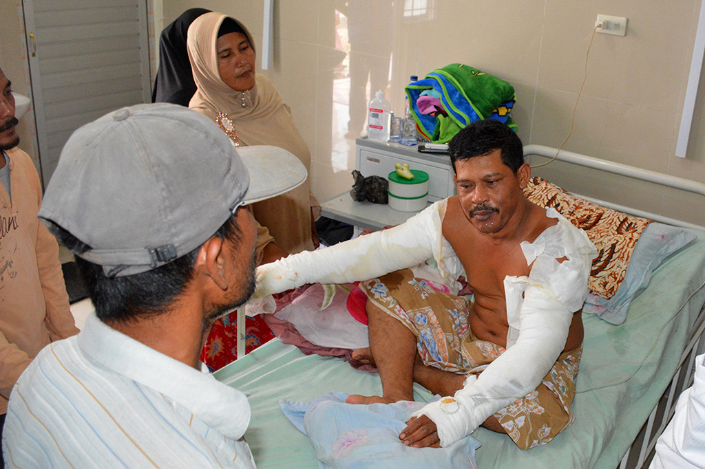 Sementara itu, korban luka yang berjumlah sekitar 43 orang masih dirawat di sejumlah rumah sakit berbeda. Mereka dirawat di Rumah Sakit Graha Bunda-Idi Rayeuk, Rumah Sakit Zubir Mahmud-Idi Rayeuk dan Rumah Sakit Abdul Aziz-Peureulak. ANTARA/Maulana