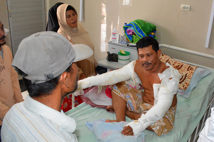 Sementara itu, korban luka yang berjumlah sekitar 43 orang masih dirawat di sejumlah rumah sakit berbeda. Mereka dirawat di Rumah Sakit Graha Bunda-Idi Rayeuk, Rumah Sakit Zubir Mahmud-Idi Rayeuk dan Rumah Sakit Abdul Aziz-Peureulak. ANTARA/Maulana