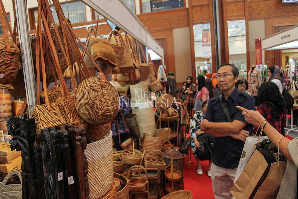 Pengunjung mengamati berbagai macam produk kerajinan tangan pada pameran Internasional Handicraft Trade Fair (INACRAFT) di Jakarta Convention Center, Jakarta.
