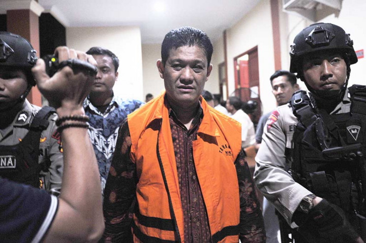Terdakwa kasus suap pengesahan RAPBD Provinsi Jambi Tahun Anggaran 2018 Erwan Malik berjalan menuju mobil tahanan usai menjalani sidang vonis di Pengadilan Tipikor Jambi. Mantan Plt Sekretaris Daerah Provinsi Jambi itu divonis empat tahun penjara, denda Rp100 juta subsider tiga bulan kurungan.