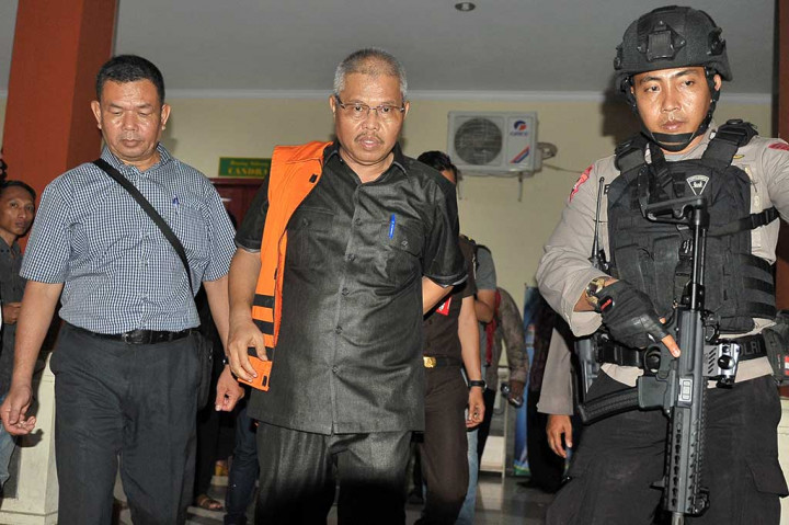 Sementara mantan Kepala Dinas Pekerjaan Umum dan Perumahan Rakyat Provinsi Jambi Arfa divonis pidana tiga tahun enam bulan penjara, denda Rp100 juta subsider tiga bulan kurungan.