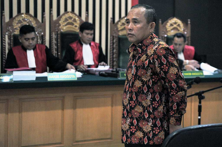 Dan mantan Asisten III Setda Provinsi Jambi Saifudin divonis tiga tahun enam bulan penjara dan denda Rp100 juta subsider tiga bulan kurungan.