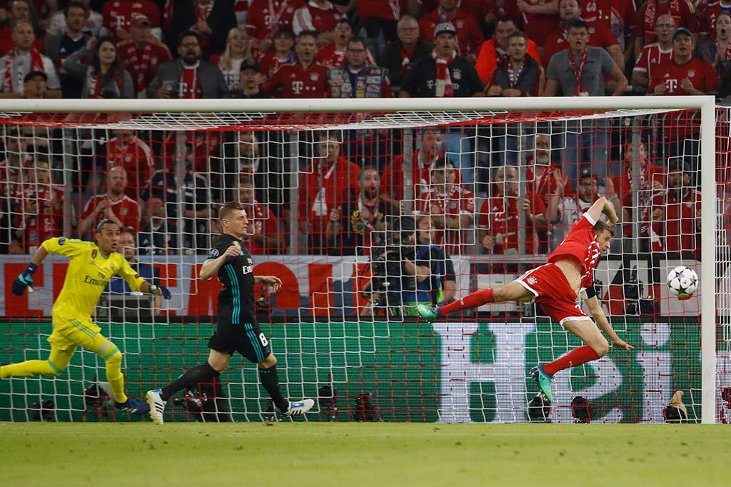 Di awal laga pemain kedua kesebelasan saling berbalas serangan. Banyak peluang tercipta namun gagal berbuah gol. AFP/Odd Andersen