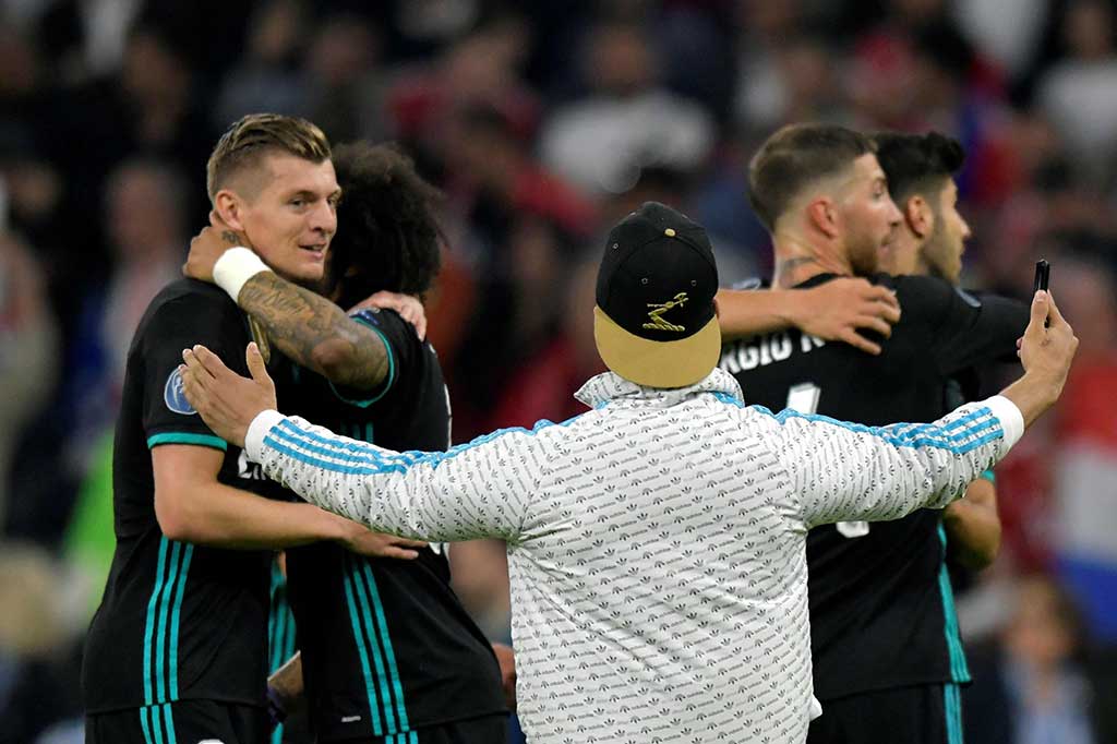 Skor 1-2 bertahan hingga laga usai, dan membuat Madrid hanya butuh hasil tidak kalah dengan selisih dua gol pada leg kedua untuk lolos ke babak final Liga Champions. AFP/Guenter Schiffmann