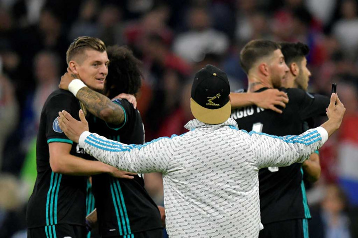 Skor 1-2 bertahan hingga laga usai, dan membuat Madrid hanya butuh hasil tidak kalah dengan selisih dua gol pada leg kedua untuk lolos ke babak final Liga Champions. AFP/Guenter Schiffmann
