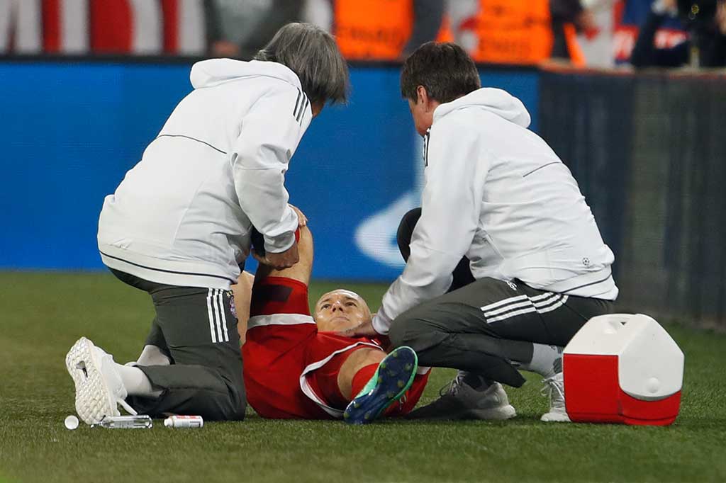 Pada menit kedelapan Muenchen harus kehilangan pemain sayap Arjen Robben. Pemain asal Belanda tersebut ditarik keluar lapangan karena cedera dan digantikan oleh Thiago Alcantara. AFP/Odd Andersen