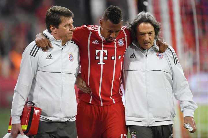 Tim Bavaria mendapat hantaman lain ketika Jerome Boateng harus meninggalkan lapangan karena cedera otot paha. Dia kemudian digantikan oleh Niklas Suele. AFP/Christof Stache