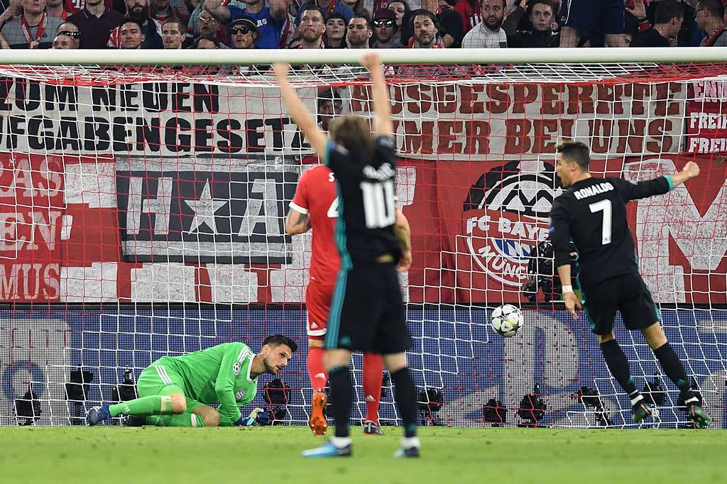 Pada menit ke-71 Ronaldo berhasil menaklukkan Ulreich, namun golnya dianulir wasit karena dinilai handball saat mengontrol bola sebelum mencetak gol. AFP/Christof Stache