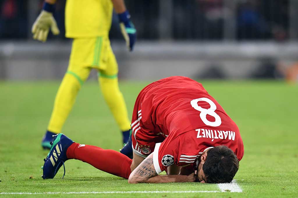Saat mengejar ketertinggalan Muenchen kembali harus kehilangan pemain pada menit ke-75 setelah Javi Martinez ditarik keluar lapangan setelah berbenturan kepala. AFP/DPA/Sven Hoppe