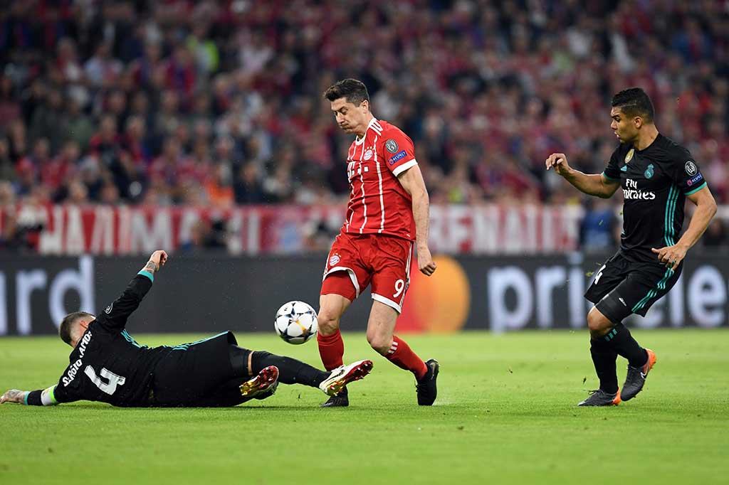Pada menit ke-88 Robert Lewandowski berpeluang menyamakan kedudukan, namun umpan terobosan Corentin Tolisso gagal membuahkan gol. AFP/Christof Stache