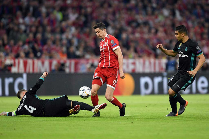 Pada menit ke-88 Robert Lewandowski berpeluang menyamakan kedudukan, namun umpan terobosan Corentin Tolisso gagal membuahkan gol. AFP/Christof Stache