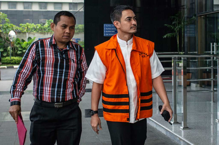 Zumi Zola menjalani pemeriksaan perdana setelah ditahan KPK pada Senin, 9 April 2018 lalu.
