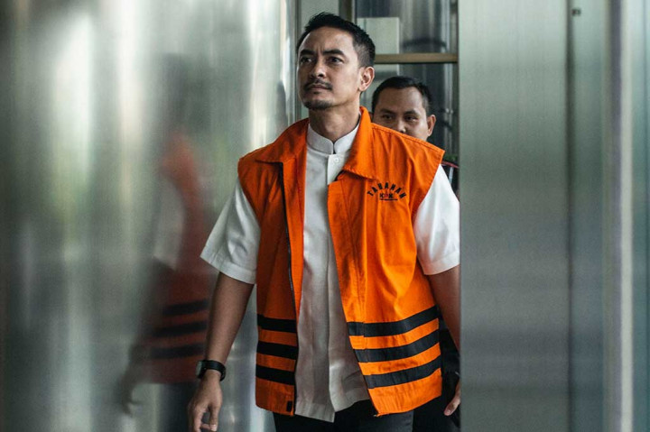 Zumi Zola ditetapkan sebagai tersangka dugaan penerimaan gratifikasi sejumlah proyek di Provinsi Jambi pada 2 Februari 2018 lalu. Zumi diduga menerima gratifikasi sebesar Rp6 miliar bersama-sama Plt Kadis PUPR Provinsi Jambi nonaktif Arfan.