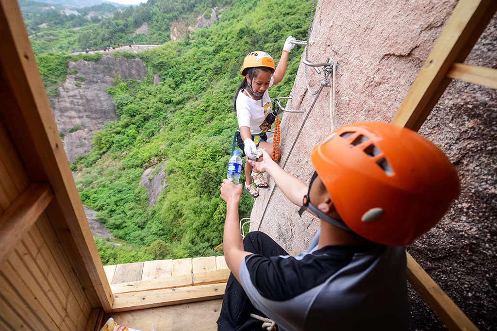 Lapak ini menyediakan makanan ringan dan air untuk pemanjat tebing.