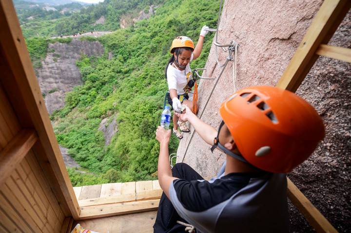 Lapak ini menyediakan makanan ringan dan air untuk pemanjat tebing.