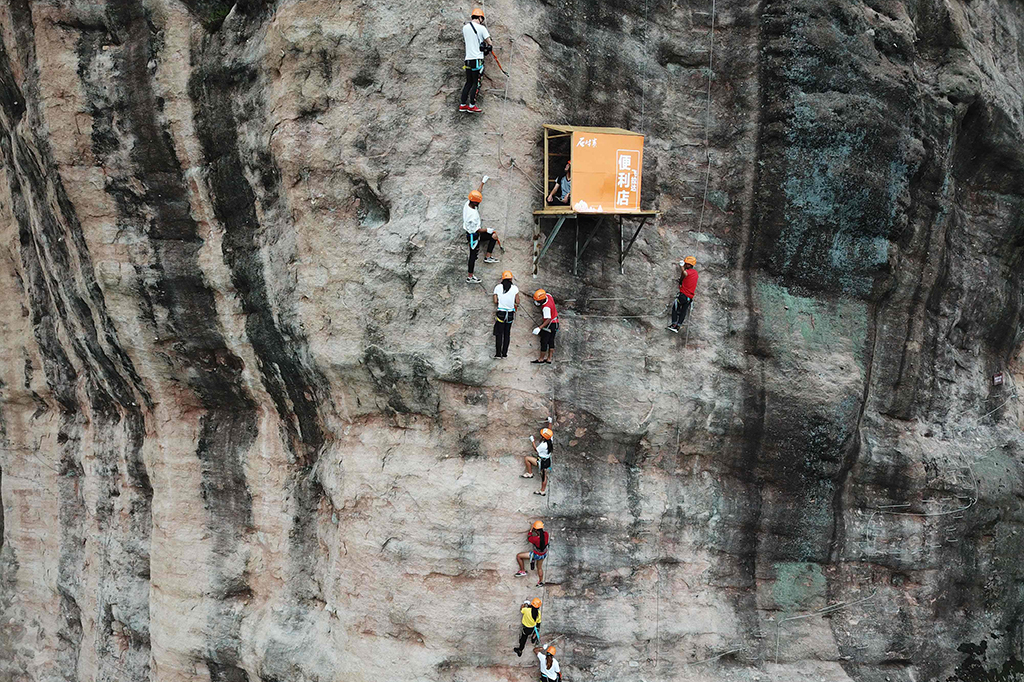 Sebuah toko kecil berada di arena panjat tebing di Pingjiang, Provinsi Hunan, Tiongkok.