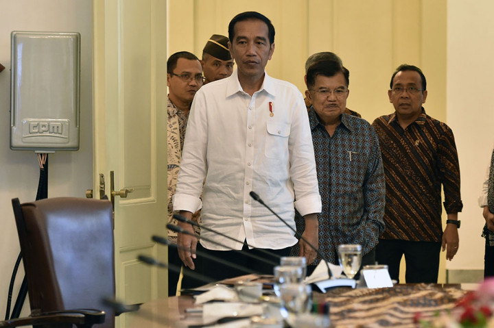 Presiden Joko Widodo memimpin rapat terbatas yang membahas pengelolaan dana haji di Ruang Oval, Istana Bogor, Jawa Barat. Dalam rapat terbatas ini, Presiden Jokowi ingin mendapatkan laporan dari Badan Pengelola Keuangan Haji atau BPKH mengenai persoalan dana haji saat ini. 