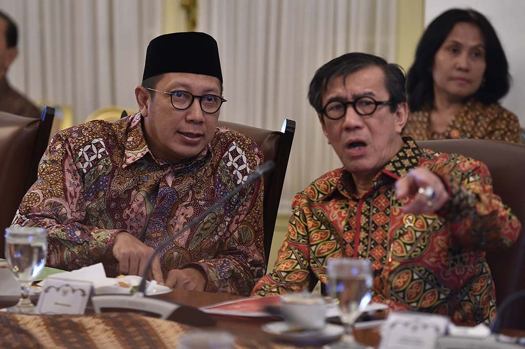 Hadir dalam rapat terbatas kali ini, Wakil Presiden Jusuf Kalla, Menteri Agama Lukman Hakim Saifuddin, dan Menteri Sekretaris Negara, Menteri Hukum dan HAM Yasonna Laoly.