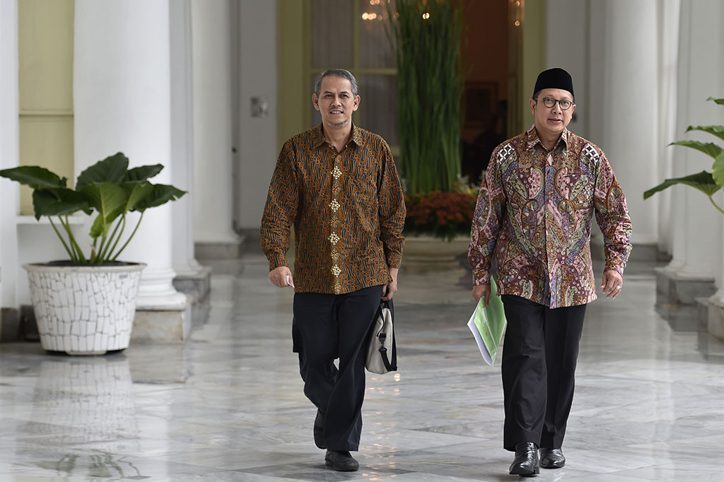 Selain itu, hadir pula Kepala Badan Pengelola Keuangan Haji Anggito Abimanyu, Kepala Badan Koordinasi Penanaman Modal Thomas Lembong, Menteri Perhubungan Budi Karya Sumadi, Kepala BPKP Ardan Adiperdana dan Menteri Dalam Negeri Tjahjo Kumolo.
