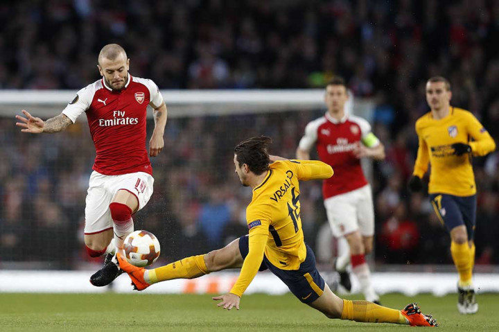 Dari awal laga pemain kedua kesebelasan menampilkan permainan tempo tinggi. Tidak jarang terjadi pelanggaran yang berbuah kartu kuning. bek Atletico Sime Vrsaljko diganjar kartu kuning setelah melanggar gelandang Arsenal Jack Wilshere.