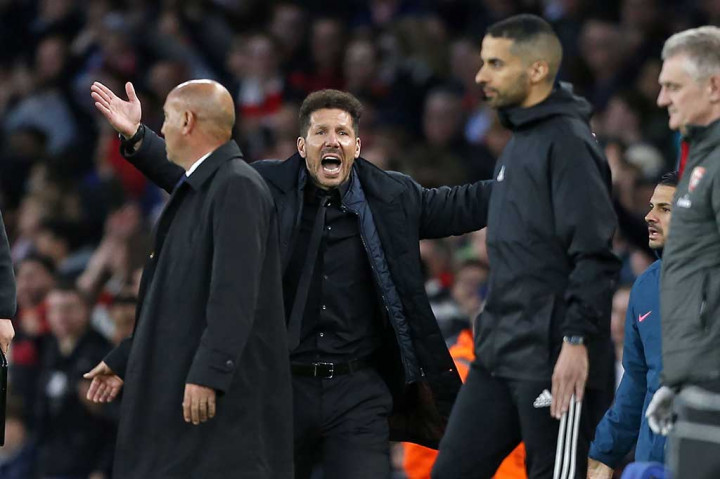 Kartu merah terhadap Vrsaljko membuat pelatih Atletico Diego Simeone protes keras terhadap wasit. Simeone kemudian diusir ke tribun penonton karena reaksi murkanya terhadap keputusan itu.