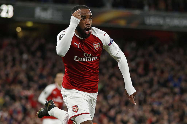 Lacazette akhirnya berhasil memecah kebuntuan pada menit ke-61, menanduk umpan silang Jack Wilshere ke sudut gawang untuk membawa tim tuan rumah memimpin.