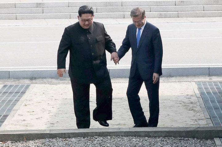Kim didampingi Moon melintasi garis pemisah militer ke sisi Korsel untuk melaksanakan pertemuan puncak pertama antara kedua pihak itu dalam lebih dari satu dasawarsa. 