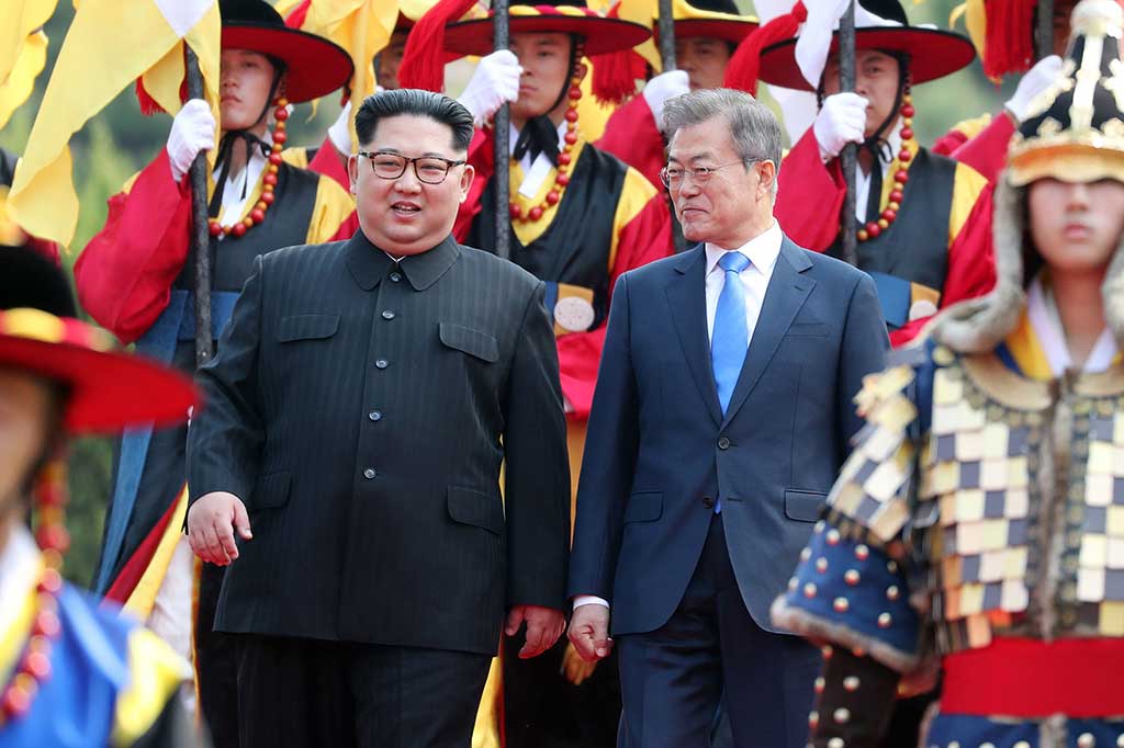 Kedua pemimpin Korea mengikuti upacara penyambutan di sebuah alun-alun di Panmunjom, desa perbatasan tempat KTT akan diadakan.