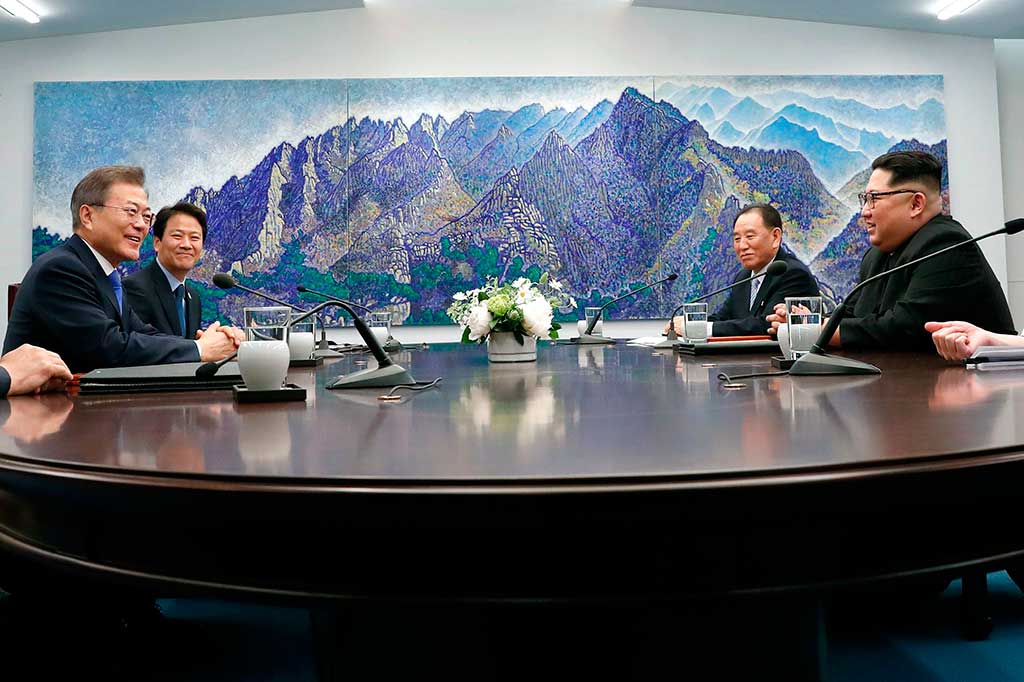 Kedua pemimpin Korea kemudian melakukan pertemuan di 'Peace House' Panmunjom. Pertemuan bersejarah itu digelar setelah setahun ketegangan meningkat terkait perkembangan senjata nuklir dan rudal balistik antarbenua milik Korut.