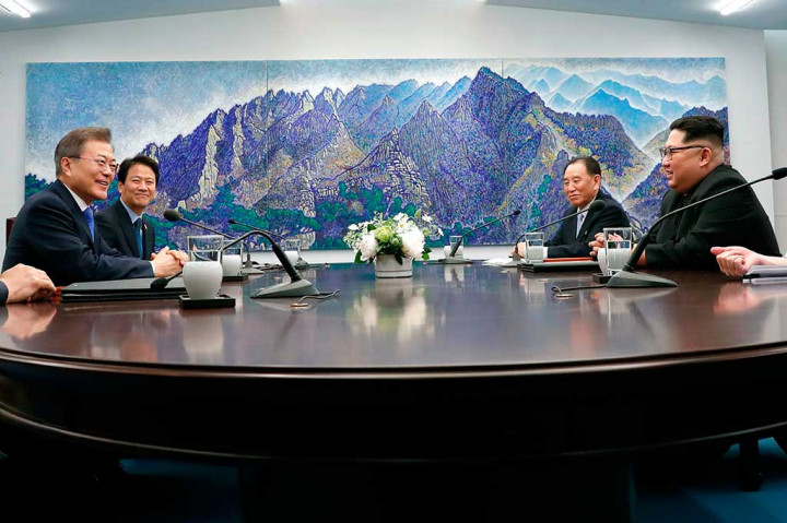 Kedua pemimpin Korea kemudian melakukan pertemuan di 'Peace House' Panmunjom. Pertemuan bersejarah itu digelar setelah setahun ketegangan meningkat terkait perkembangan senjata nuklir dan rudal balistik antarbenua milik Korut.