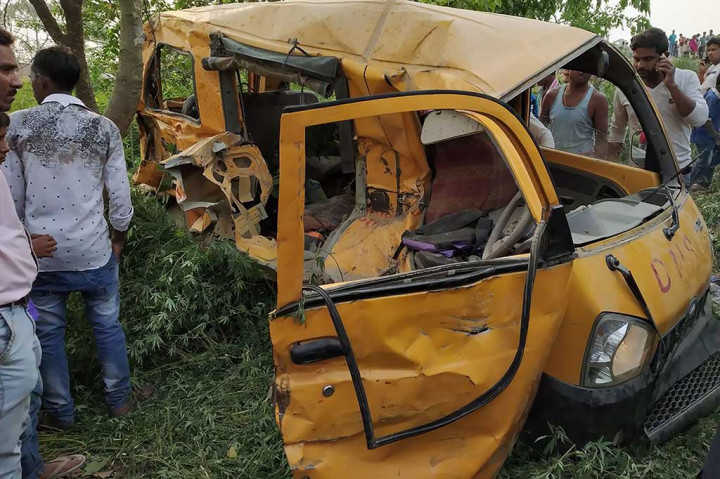 Sedikitnya 13 anak tewas dan delapan lainnya luka-luka akibat kecelakaan yang terjadi di perlintasan tanpa penjaga tersebut.